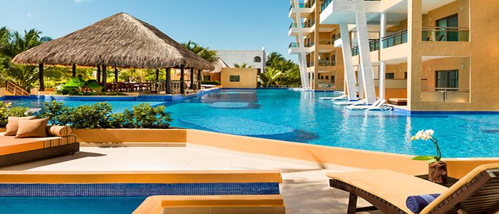 El Dorado Seaside Suites includes poolside service