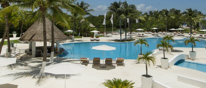 Le Blanc Cancun Pool side service