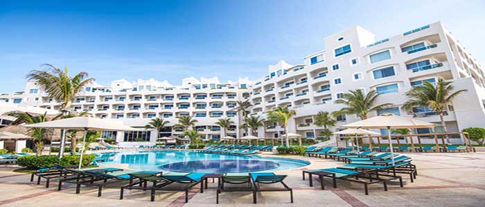 Poolside service available at Panama Jack Cancun