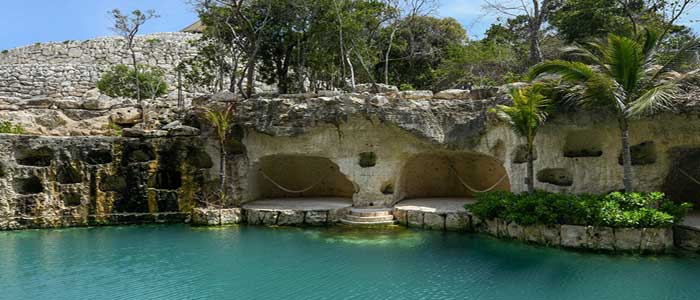 What a cozy spot to soak up some kisses from your significant other