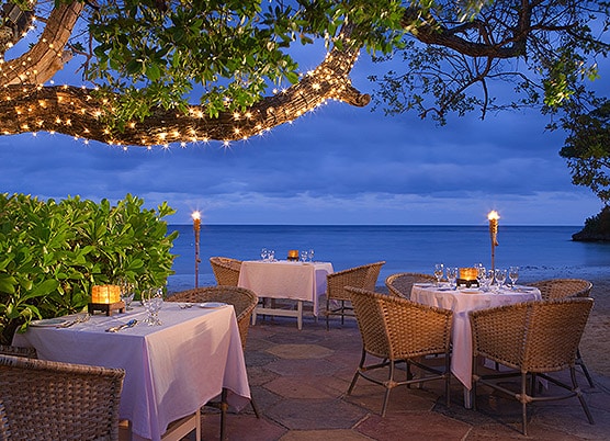 couples-sans-souci-beach-grill-bella-vista