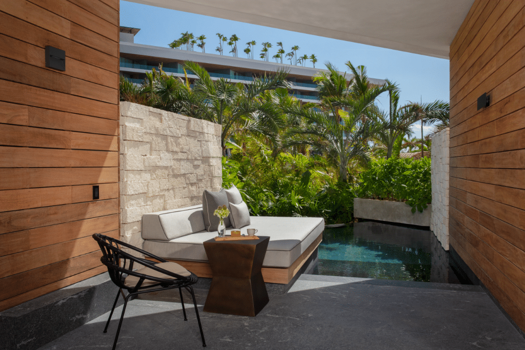 Secrets-Moxche-Preferred-Club-Tropical-View-Swim-Out